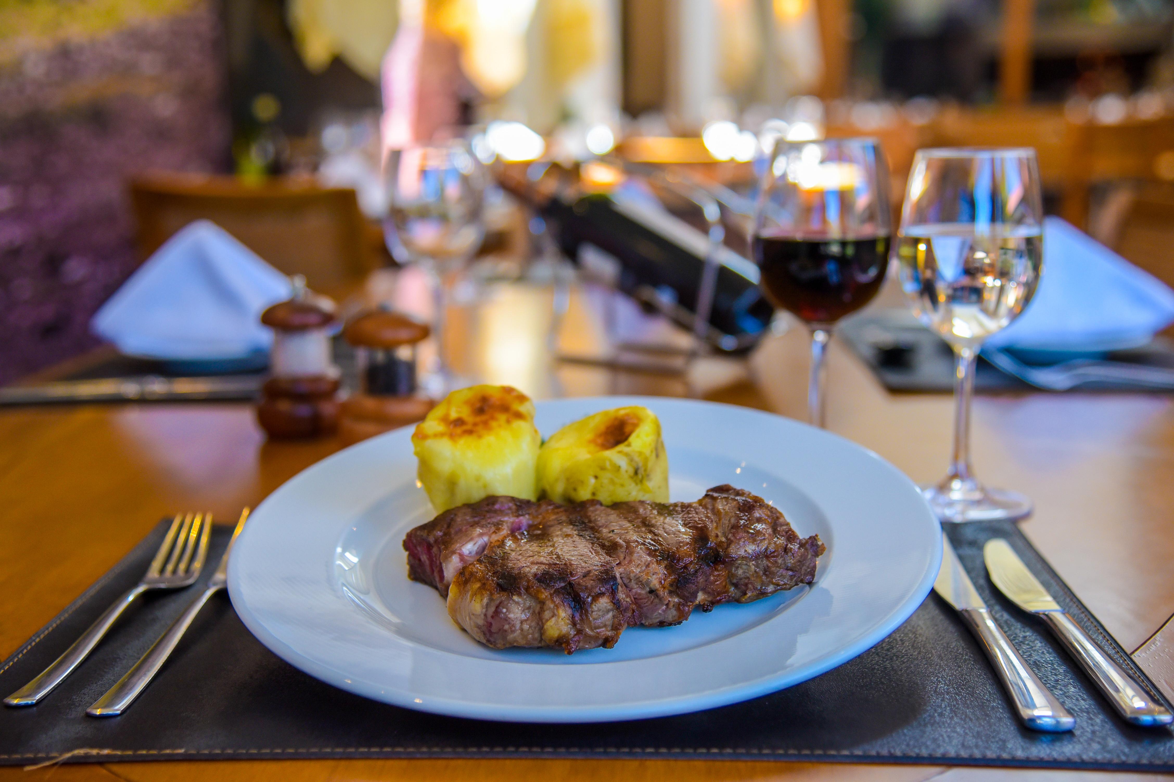 Wish Serrano Resort Грамаду Екстер'єр фото A steak with baked apples
