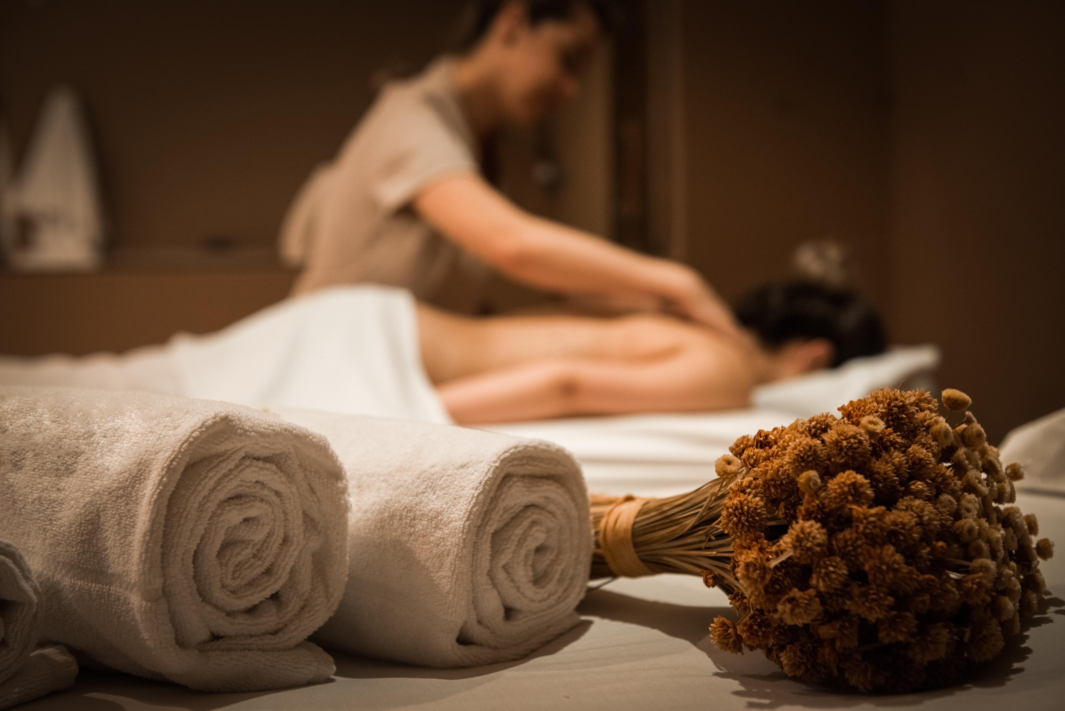 Wish Serrano Resort Грамаду Екстер'єр фото A woman receiving a massage